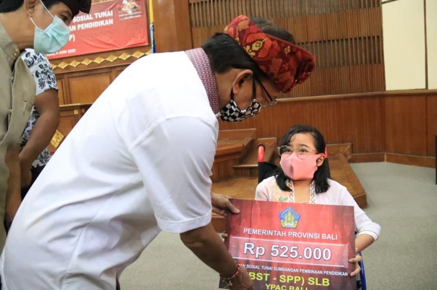 podiumnews.com-Gubernur Koster Gelontorkan Dana Bantuan Siswa swasta se-Bali Terdampak Pandemi