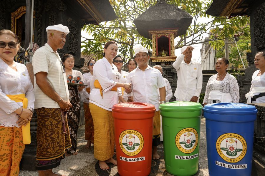 Ketua WHDI Kabupaten Badung, Nyonya Yunita Alit Sucipta saat memimpin kegiatan keagamaan dan kepedulian sosial di Pura Sada Desa Adat Kuta, Badung, Bali, Jumat (23/10/2026). (foto/adi)