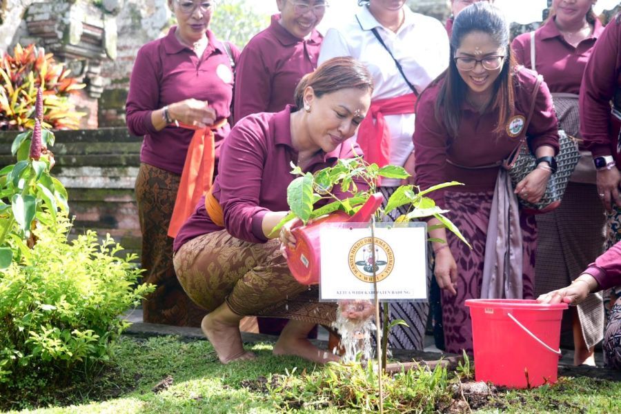 Ketua WHDI Kabupaten Badung, Nyonya Yunita Alit Sucipta memimpin Aksi mereresik, penanaman pohon, hingga penebaran 5.000 benih ikan karper Sosial di area Pura Taman Ayun, Desa Mengwi, Kecamatan Mengwi, Badung, Bali, Kamis (30/4/2026). (foto/adi)