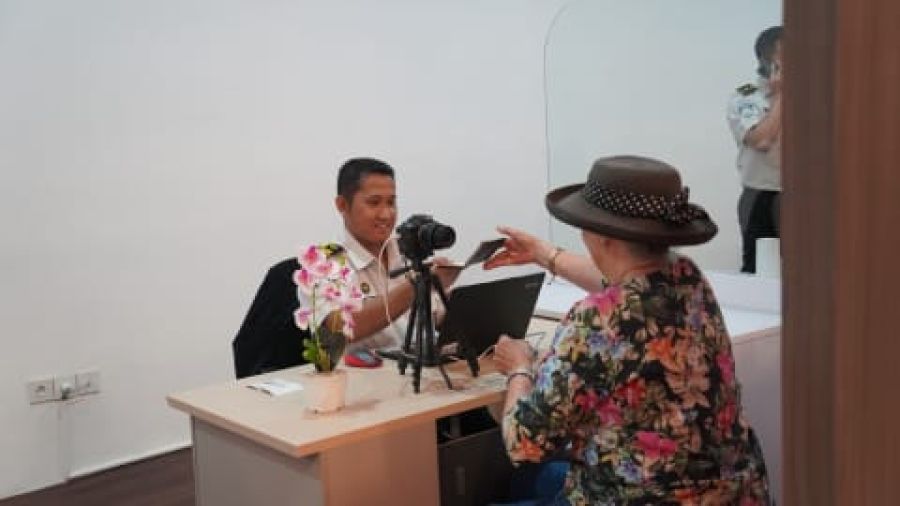 Petugas Kantor Imigrasi Kelas I Khusus TPI Ngurah Rai, Badung, Bali, melayani pembuatan paspor, baru-baru ini. (foto/hes)