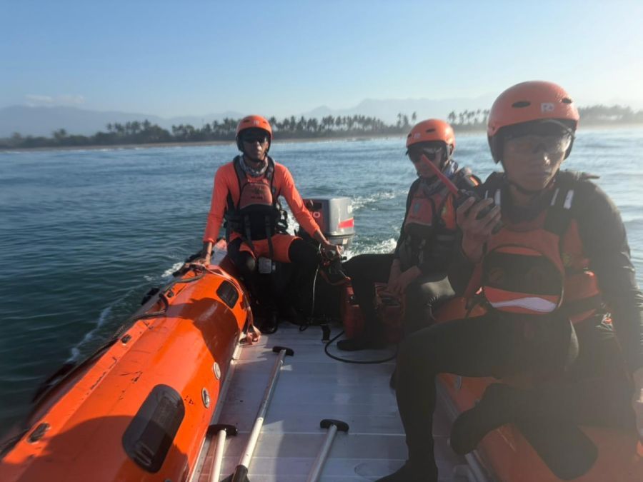 Petugas SAR Gabungan saat mencari mayat Marcin Dawid, wisatawan asal, Polandia dalam keadaan tewas terdampar di Pantai Yeh Kuning, Jembrana, Bali. (foto/hes)
