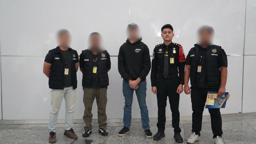 Kantor Imigrasi Ngurah Rai mendeportasi dan menerapkan penangkalan selama 10 tahun terhadap seorang Warga Negara Asing (WNA) asal Australia berinisial BA karena bertindak asusuila di depan rumah warga di Tibubeneng, baru-baru ini. (foto/hes)