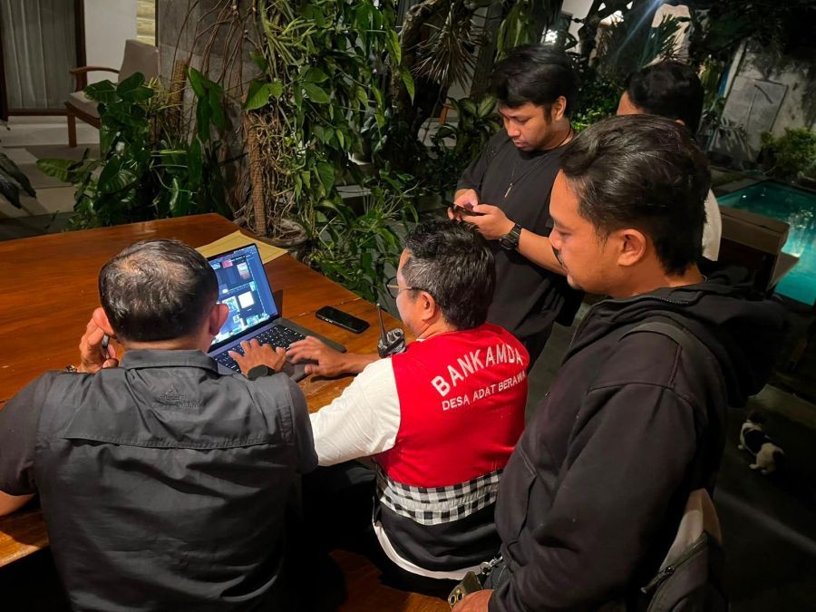 Warga memeriksa video perbuatan asusila yang dilakukan sepasang warga negara asing (WNA) asal Australia di halaman rumah warga di kawasan Jalan Pantai Berawa, Desa Tibubeneng, Kecamatan Kuta Utara, Badung, Bali. (foto/hes)