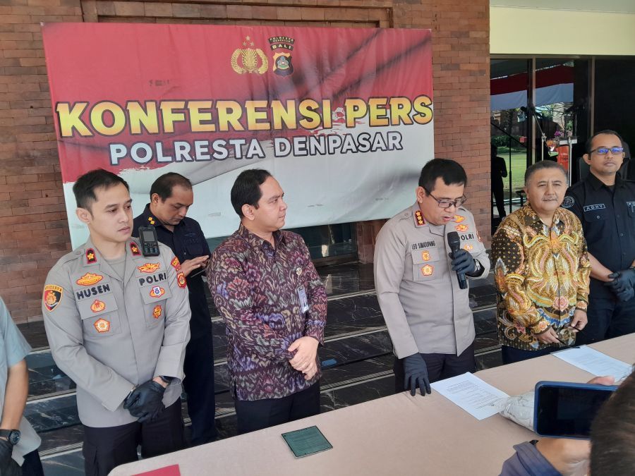 Kapolresta Denpasar Kombespol Leonardo D Simatupang SIK didampingi Kepala Kantor Imigrasi Kelas I Khusus TPI Ngurah Rai Bugie Kurniawan, A.Md.Im., S.IP., M.Si, Kepala Bidang Intelijen dan Penindakan Keimigrasian Kantor Imigrasi Kelas I Khusus TPI Ngurah Rai Raja Ulul Azmi Syahwali, A.Md.Im., S.H., dan Dokter Spesialis Forensik dan Medikolegal RSUP Prof. Dr. I.G.N.G. Ngoerah (RSUP Sanglah) Denpasar dr. Ida Bagus Putu Alit, Sp.FM., Subsp.F.K.(K), DFM di Mapolresta Denpasar, Kamis (16/7/2026). (foto/hes)