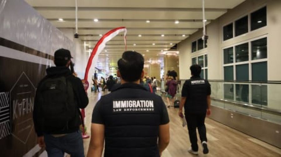 Kantor Imigrasi Kelas I Khusus TPI Ngurah Rai memulangkan kembali warga negara Ethiopia yang baru saja tiba di Bali melalui Bandar Udara Internasional I Gusti Ngurah Rai, Badung, Bali, Selasa (15/9/2026). (foto/hes)
