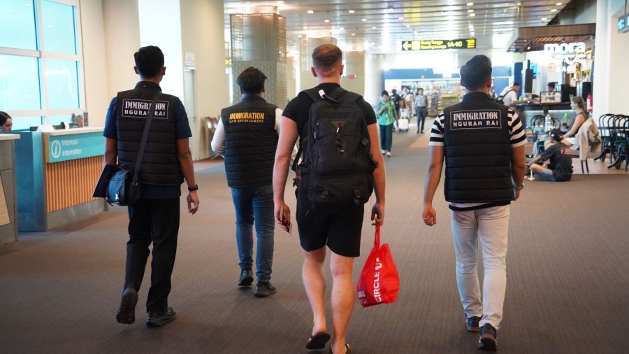 Petugas Imigrasi Ngurah Rai mengawal pendeportasian GI, WNA Italia yang melanggar lalulintas dan melawan polisi di Jalan Gunung Agung, Denpasar Utara, Denpasar, Bali. (foto/hes)