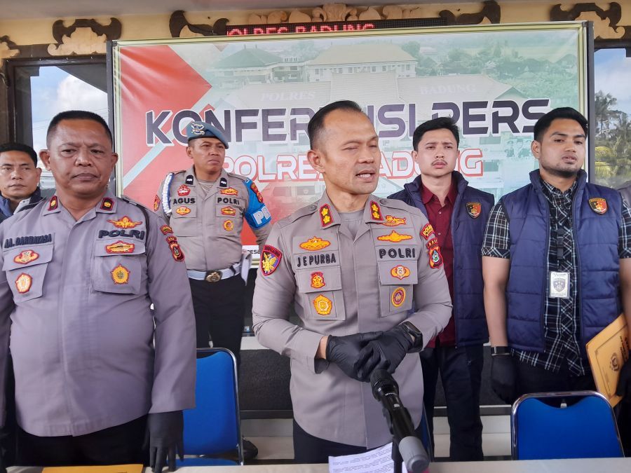 Kapolres Badung, AKBP Joseph Edward Purba memberi penjelasan terkait pemeriksaan dua anggota Polantas, di Mapolres Badung, Kami (30/4/2026). (foto/hes)