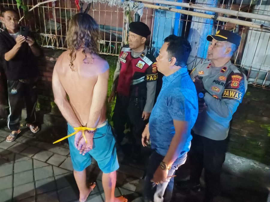Diduga mabuk alkohol, seorang warga negara asing (WNA) membuat keributan di Jalan Popies II, Gang Ronta, Kuta, Badung, Bali, Selasa (3/3/2026) malam. (foto/hes)