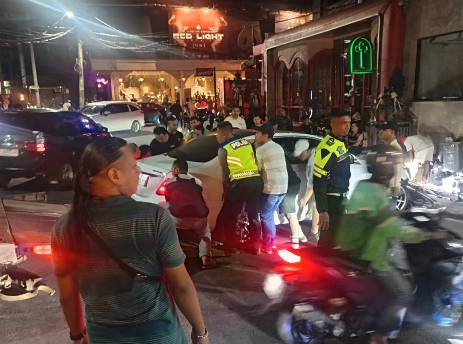 WNA asal Nigeria berinisial AAE mengalami kecelakaan tunggal di Jalan Raya Pantai Berawa, tepatnya di depan Bar Mesa Bali, wilayah Banjar Tegal Gundul, Desa Tibubeneng, Kecamatan Kuta Utara, Badung, Bali, Minggu (10/5/2026). (foto/hes)
