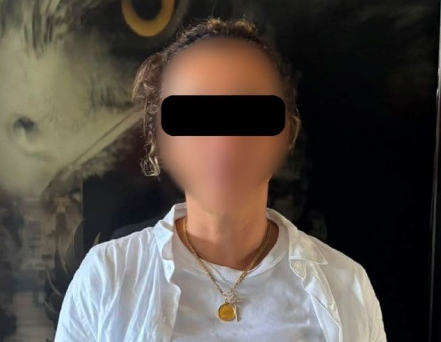 Perempuan warga negara asing (WNA) asal Portugal berinisial ACRDCFN ditangkap karena menyelundupkan 50 butir amunisi di Terminal Keberangkatan Internasional Bandara I Gusti Ngurah Rai, Kabupaten Badung, Bali. (foto/hes)