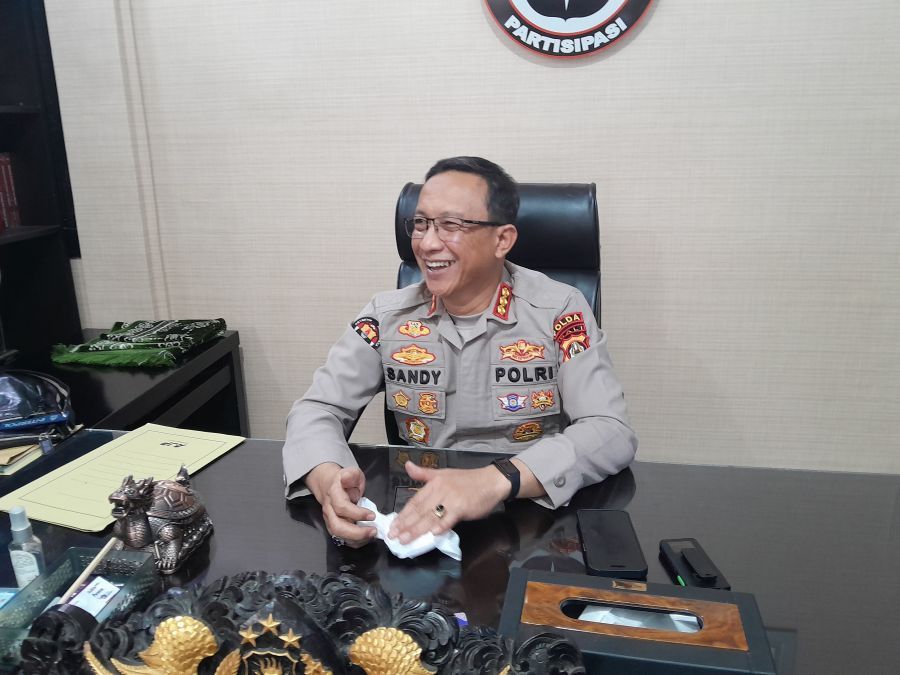 Kabid Humas Polda Bali Kombes Pol Ariasandy menjelaskan kasus dugaan penculikan yang menimpa WNA Rusia, di kawasan Jalan Uluwatu-Jalan Belimbing, Desa Pecatu, Kuta Selatan, Badung, Bali. (foto/hes)
