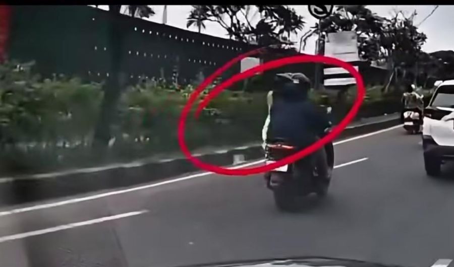 TEREKAM KAMERA: Pelaku penjambretan terhadap turis asal Selandia Baru melarikan diri usai merampas iPhone korban di Underpass Tuban, Kuta, Jumat (12/6/2026). (foto:hes)