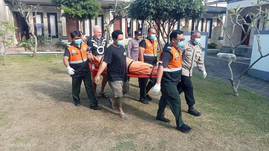 Polisi dan petugas kesehatan mengevakuasi DSW, WNA asal Selandia Baru yang ditemukan tewas di kamar kontrakan di Jalan Danau Tondano Gang V Nomor 1, Desa Sanur Kauh, Denpasar Selatan, Denpasar, Bali, Kamis (4/6/2026). (foto/hes)