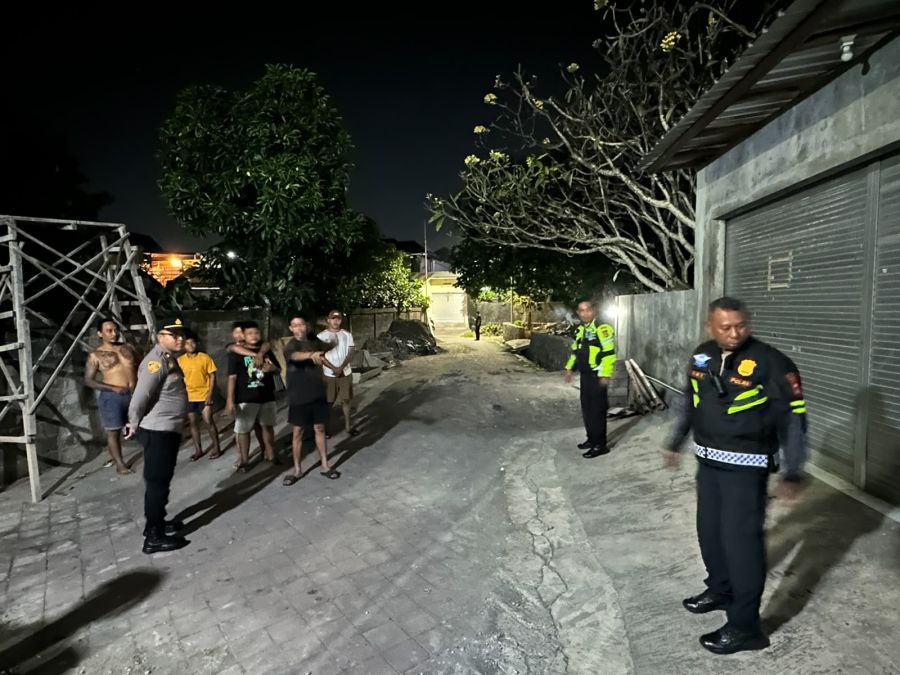 WNA Turki mengendarai mobil ugal-ugalan menabrak sejumlah kendaraan dan bangunan di seputaran Jalan Merta Sari, Kerobokan Kelod, Kuta Utara, Badung, Bali. (foto/hes)