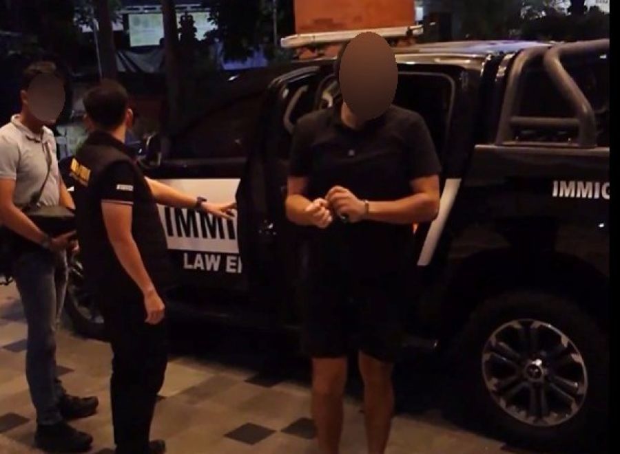 DB, WNA Ukraina yang ditangkap dalam Patroli Keimigrasian “Dharma Dewata” yang digelar Kantor Imigrasi Kelas I Khusus TPI Ngurah Rai bersama Badan Narkotika Nasional Provinsi (BNNP) Bali, di Canggu, Kuta Utara, Badung, Bali, Sabtu (18/4/2026). (foto/hes)