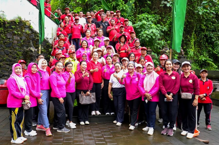 Ketua GOW Badung Nyonya Yunita Alit Sucipta saat aksi penanaman pohon bertajuk 