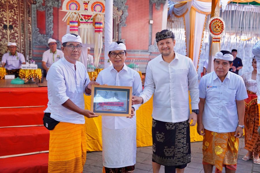 Bupati Badung I Wayan Adi Arnawa bersama Wabup Bagus Alit Sucipta saat hadiri Karya Manusa Yadnya dan Pitra Yadnya Massal di Desa Adat Kwanji, Kelurahan Sempidi, Kecamatan Mengwi, Badung, Bali, Selasa (25/8/2026). (foto/adi)