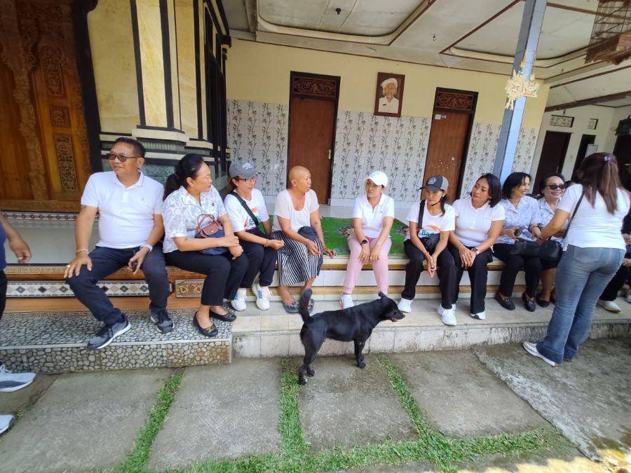 Ketua YKI Kabupaten Badung, Nyonya Rasniathi Adi Arnawa saat menyalurkan bantuan PMT kepada 20 penderita kanker di Kecamatan Abiansemal, di Kantor Camat Abiansemal, Badung, Bali, Jumat (2/10/2026). (foto/adi)