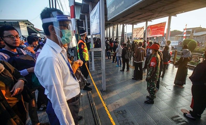 podiumnews.com-Penumpang KRL Sambut Baik Aturan Wajib Pakai Baju Lengan Panjang