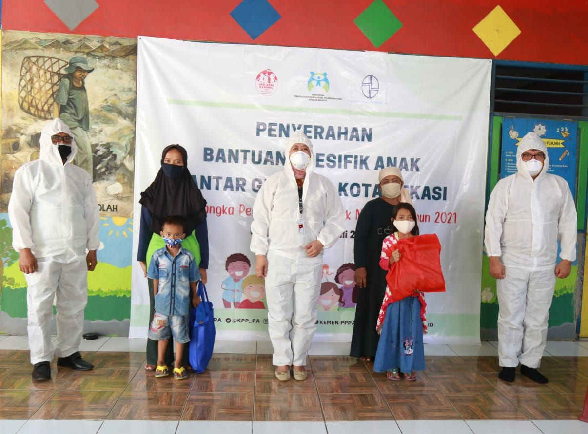 podiumnews.com-Lindungi dari Covid-19, Kemen PPPA Serahkan Bantuan Kebutuhan Spesifik Anak