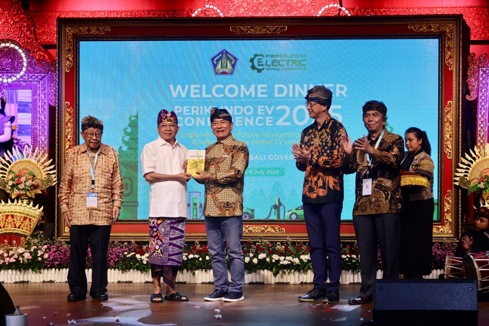 Moeldoko Sebut Gubernur Koster Pelopor Ekonomi Hijau dan Kendaraan Listrik