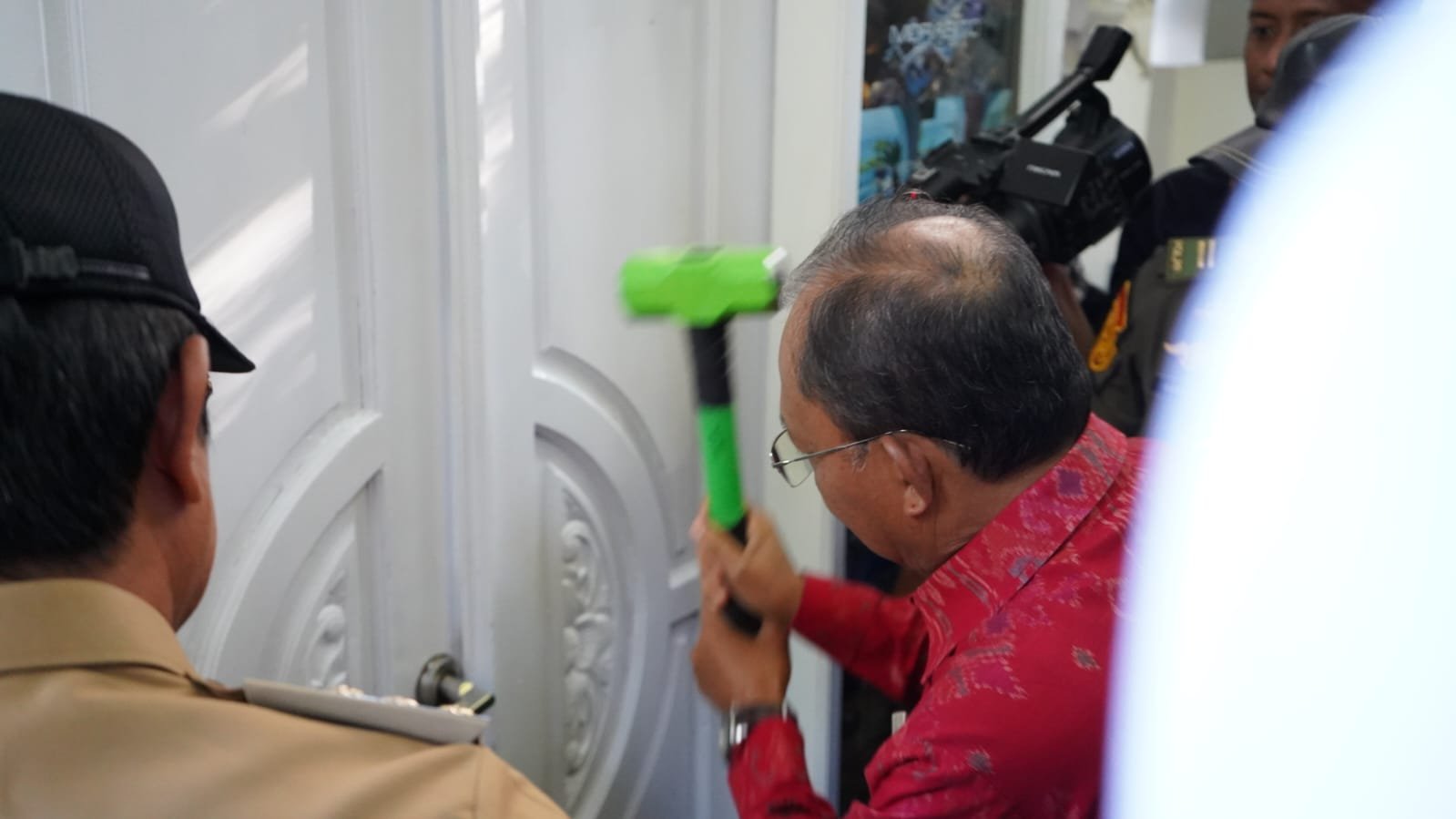 Tegas, Gubernur Koster Ikut Bongkar 48 Bangunan di Pantai Bingin