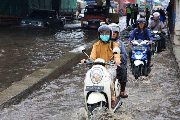 podiumnews.com-Cara Aman Berkendara di Jalur Banjir