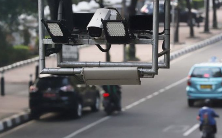 podiumnews.com-Polri Akan Ganti Plat Hitam Menjadi Warna Putih Dukung Program ETLE