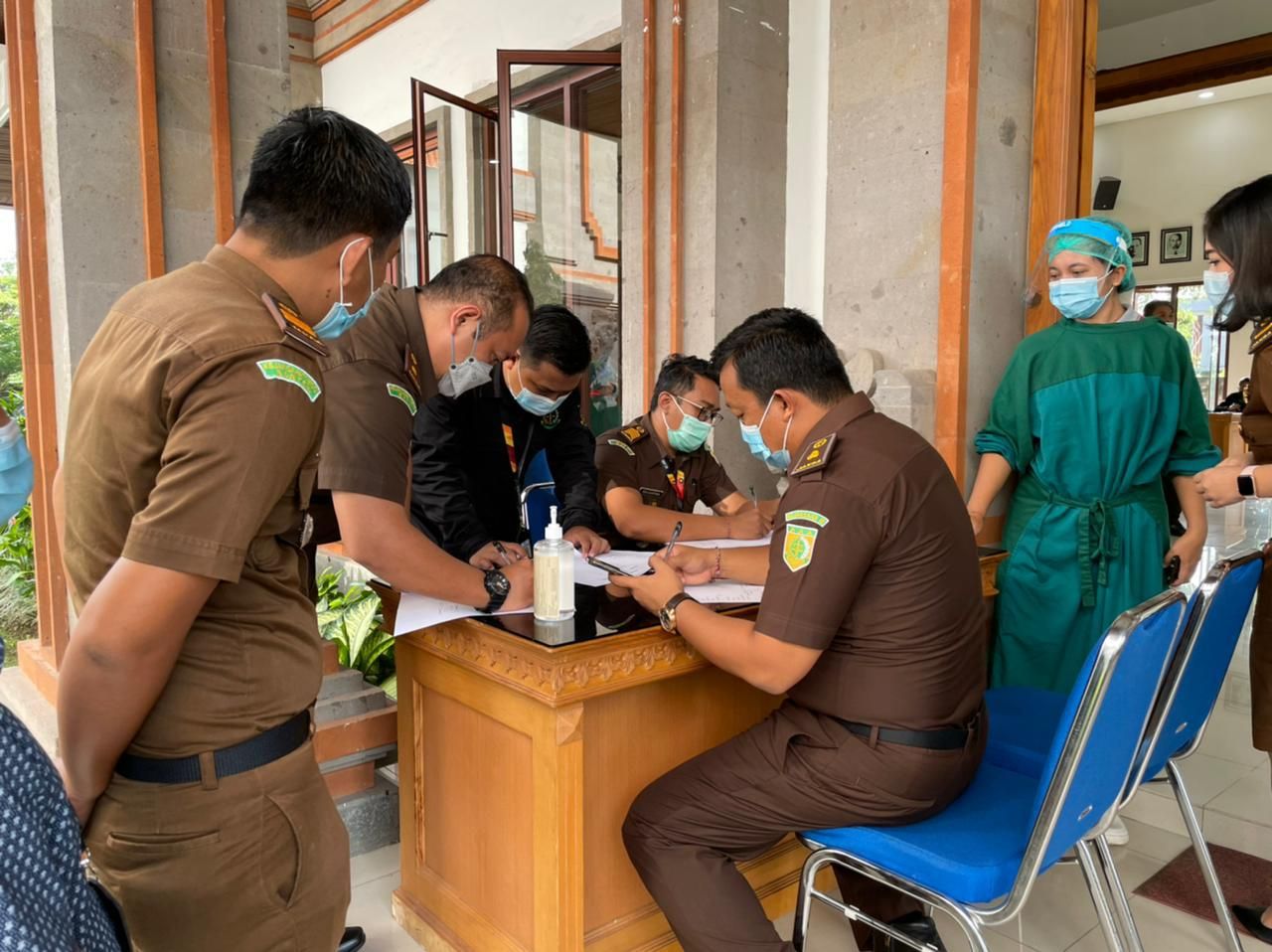 podiumnews.com-Kejari Badung Lakukan Vaksin Covid Tahap 1