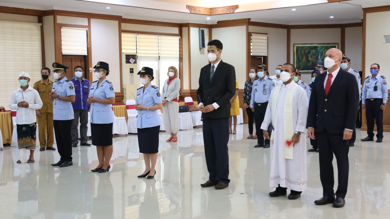 podiumnews.com-Menkumham Bali Ambil Sumpah Dua WNA Jadi Warga Indonesia