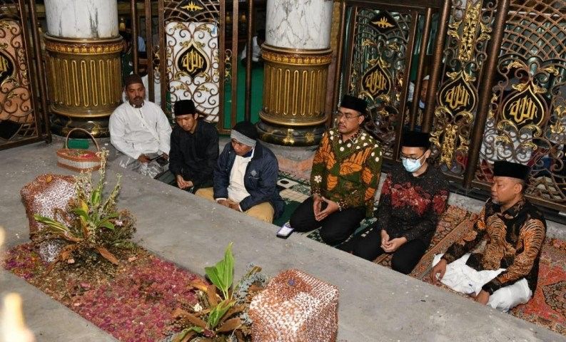 podiumnews.com-Wakil Ketua MPR Cari Berkah ke Makam Para Wali dan Raja Madura