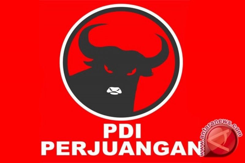 podiumnews.com-PDIP Gelar Tabur Bunga Peringati Peristiwa 27 Juli