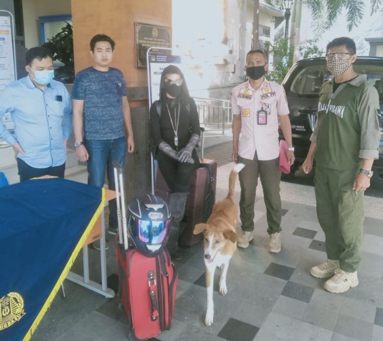 podiumnews.com-Resahkan Warga, Bule Amerika Diamankan Satpol PP dan Polisi