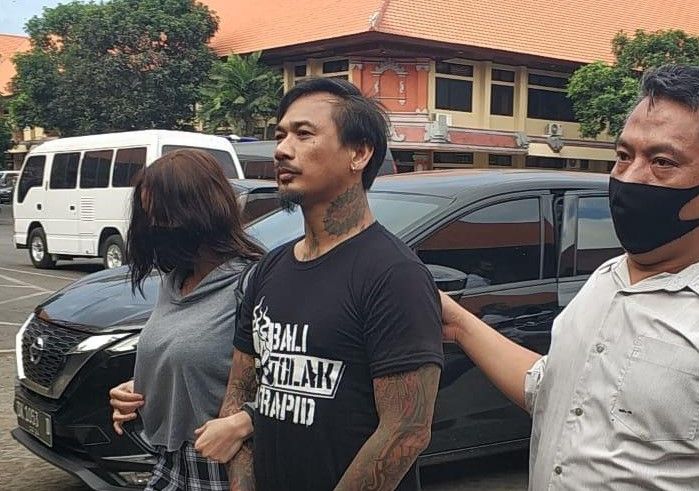 podiumnews.com-Jerinx Jalani Rapid Test Sebelum Dimasukkan Rutan Polda Bali