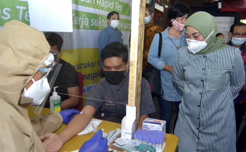 podiumnews.com-Kemenaker Lakukan Tes Cepat COVID-19 Pekerja Sektor Pariwisata di Bali