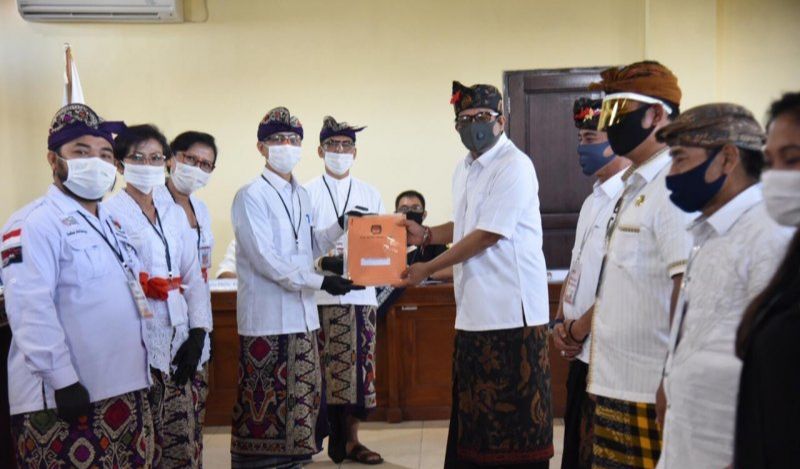podiumnews.com-Paket Amertha Jadi Pendaftar Kedua Pilkada Kota Denpasar