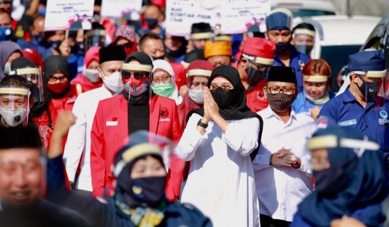 Kesenian Rakyat Iringi Pendaftaran Bacabup Banyuwangi Ipuk-Sugirah