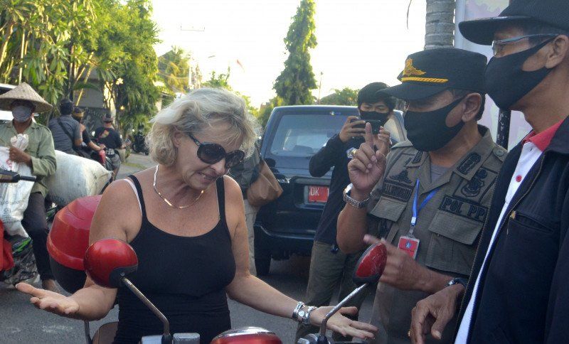 podiumnews.com-Puluhan WNA Terjaring Sidak Masker di Wilayah Badung Bali