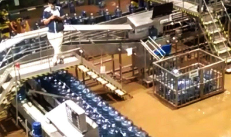 podiumnews.com-Operasi Pabrik Air Mineral di Sukabumi Dihentikan Sementara