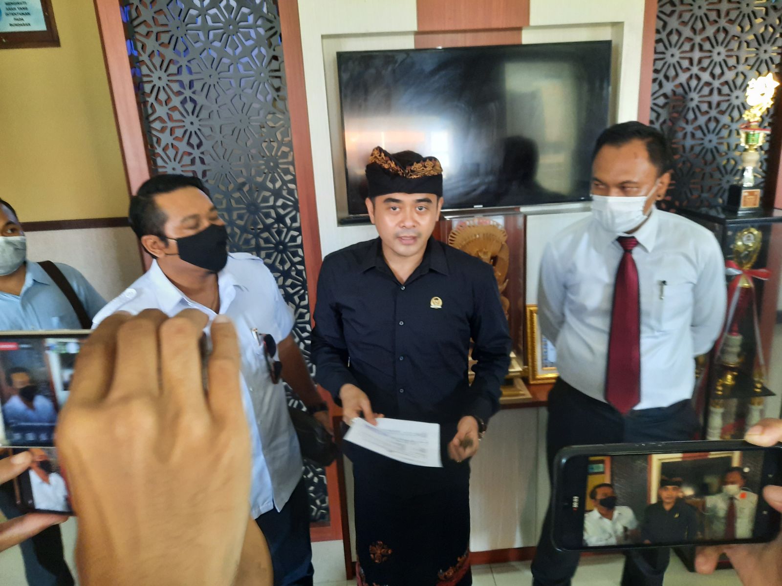 podiumnews.com-AWK Laporkan Akun Medsos Diduga Cemarkan Nama Baik