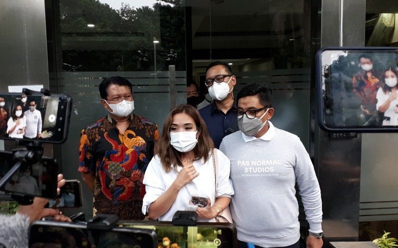 Gisel Bungkam Usai Diperiksa Polda Metro Selama Lima Jam