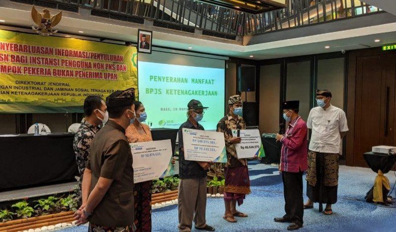 podiumnews.com-BPJAMSOSTEK Denpasar Serahkan Tiga Jenis Klaim Jaminan