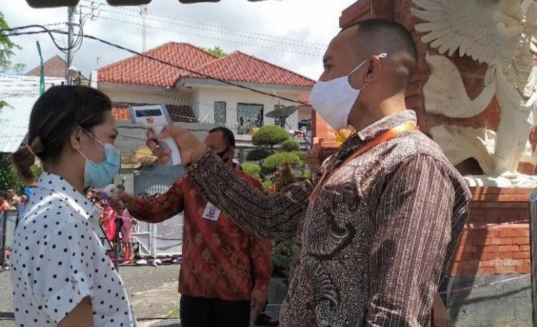 podiumnews.com-Jemaat Patuhi Protokol Kesehatan di Gereja Katedral Denpasar