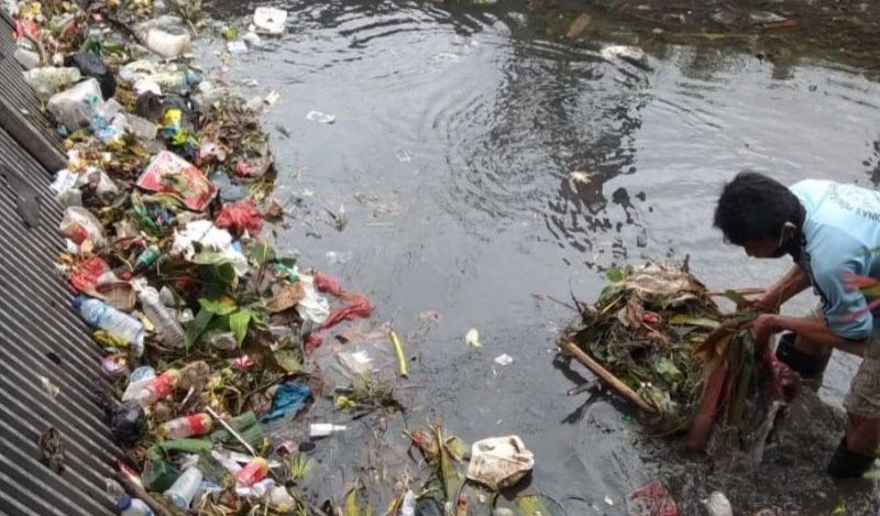 podiumnews.com-Antisipasi Banjir, Dinas PUPR Denpasar Bersihkan Sungai