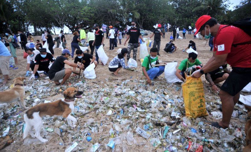 podiumnews.com-Wabup Badung Apresiasi Partisipasi Warga Bersihkan Pantai
