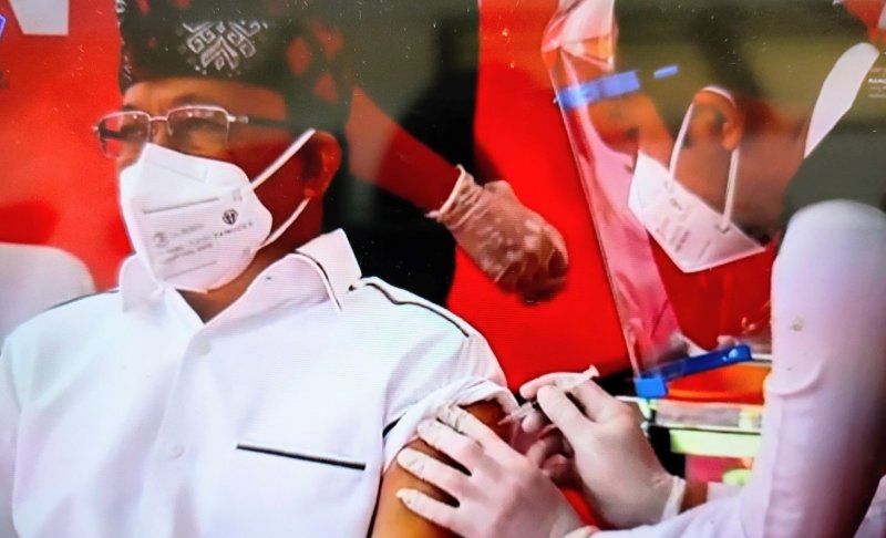 podiumnews.com-Koster Secara Perdana Disuntik Vaksin COVID-19 di Bali