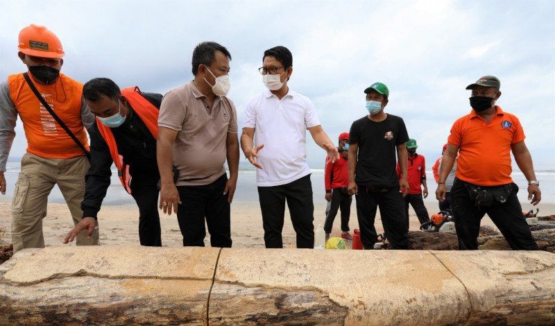 podiumnews.com-Sampah Kiriman Belum Berhenti, DLHK Badung Terus Lakukan Penanganan