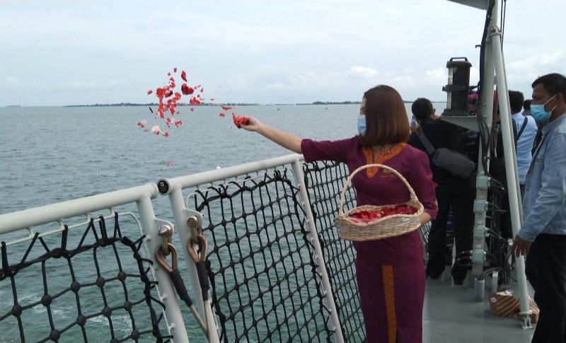 podiumnews.com-Keluarga Korban Kecelakaan SJ-182 Berikan Penghormatan Terakhir