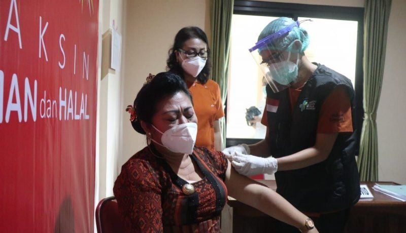 podiumnews.com-Bupati Mas Sumatri Terima Vaksinasi Perdana di Karangasem