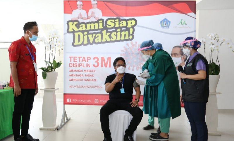 podiumnews.com-Bupati Badung Terima Vaksinasi Dosis Kedua